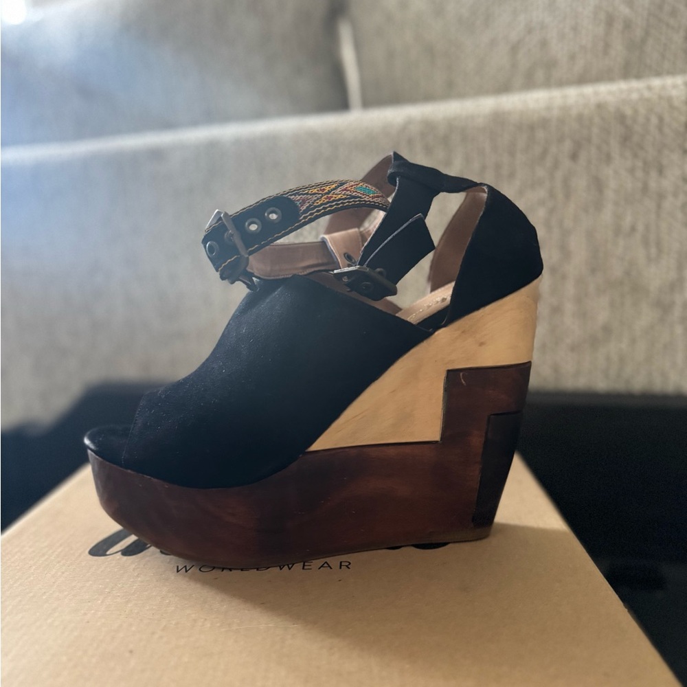 Inkkas Worldwear wedges with two ankle strap options. Size 10  never been worn.